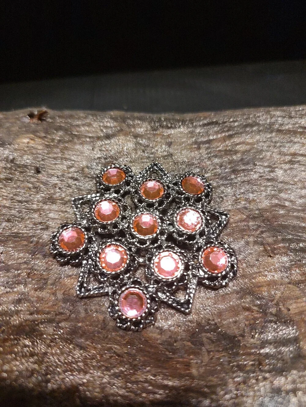💓🌺💓 Lovely Vtg Y2K Candy Pink Rhinestone & Silver Filigree Starburst Brooch